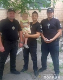 У Знам’янці поліцейські врятували життя маленькій дівчинці, що ледве не випала з балкону 5 поверху