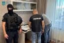 Група осіб за допомогою комп’ютерної мережі здійснила таємне викрадення майже 10 млн гривень одного з банків України