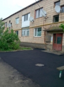 Заасфальтовано біля будинків 